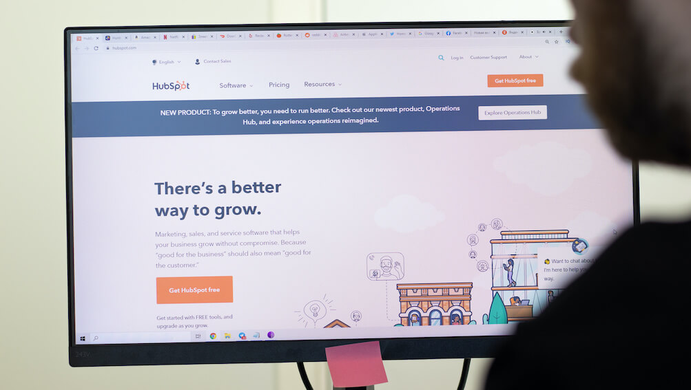 man using desktop on Hubspot page